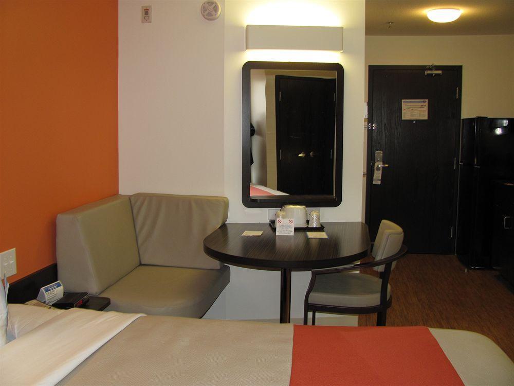 Motel 6 Airdrie Exterior foto